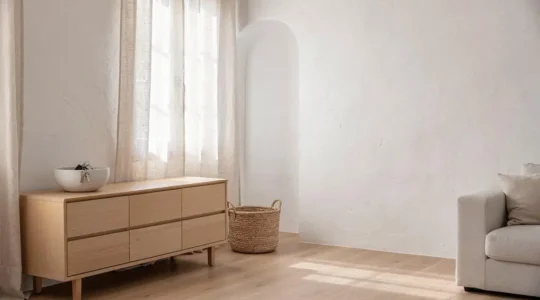 Salón luminoso y minimalista de un piso español perfectamente organizado, sin objetos fuera de lugar