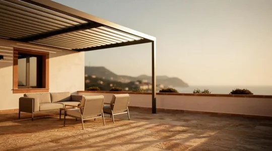 Terraza mediterránea española con pérgola bioclimática de lamas orientables abierta al atardecer, integrada en una vivienda moderna