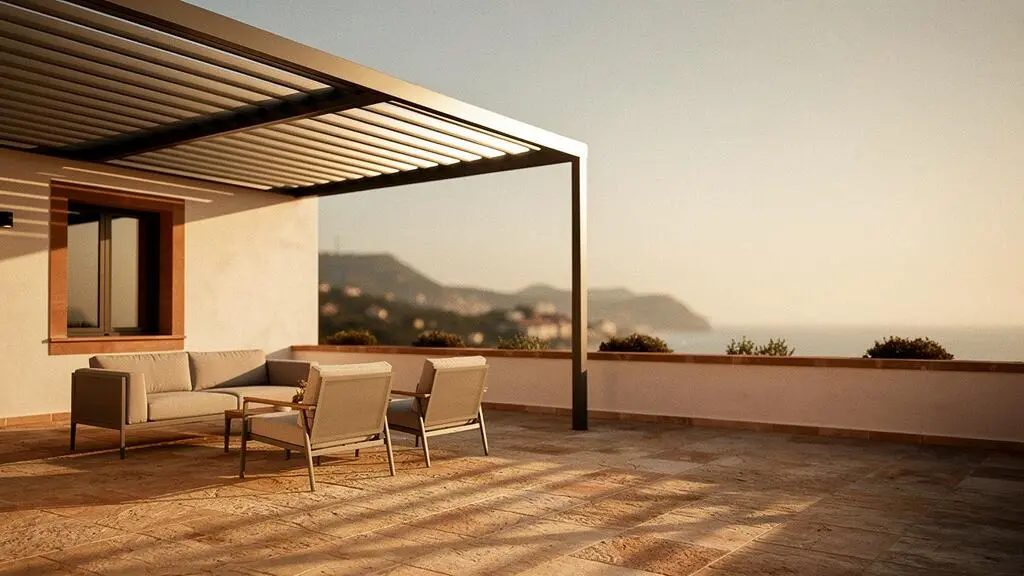 Terraza mediterránea española con pérgola bioclimática de lamas orientables abierta al atardecer, integrada en una vivienda moderna