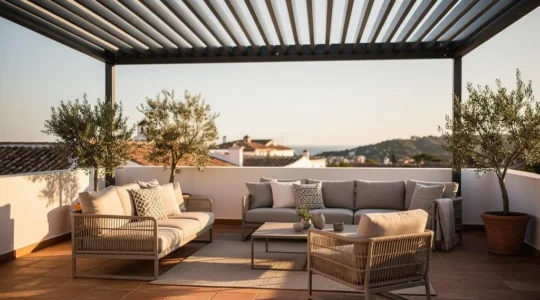 Terraza española con pérgola de diseño bajo luz mediterránea cálida, con mobiliario de exterior y vegetación