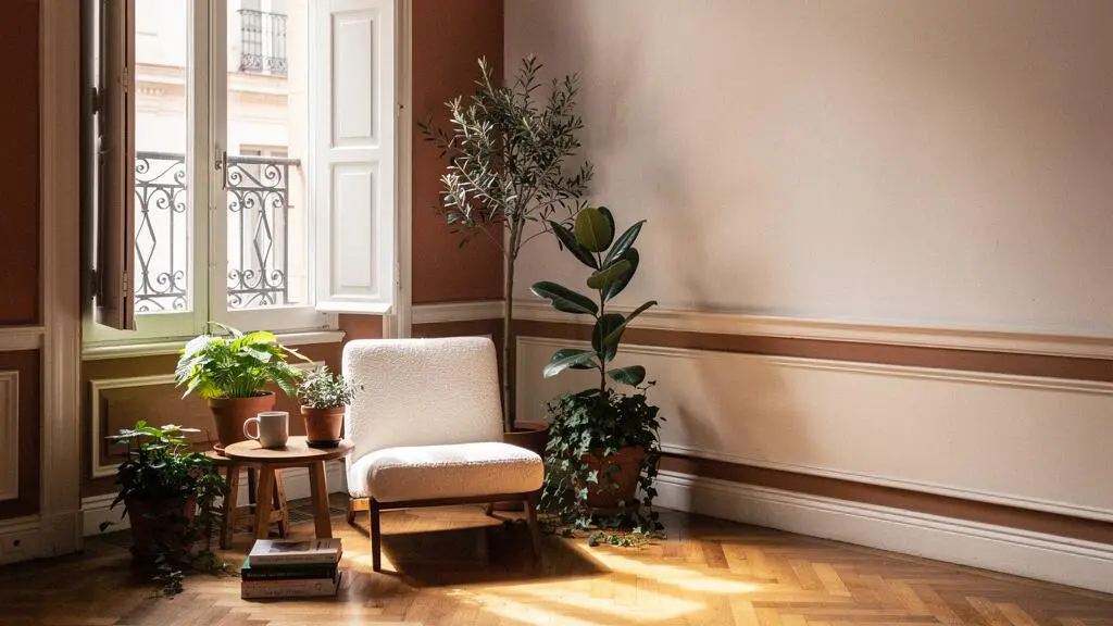Rincón luminoso de un piso español junto a una ventana, transformado de espacio vacío en zona funcional de lectura