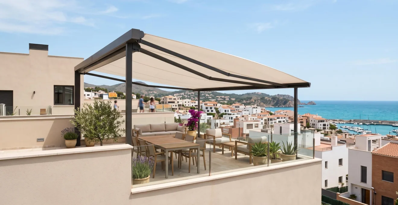 Terraza contemporánea española con toldo dos aguas desplegado bajo la luz natural del mediodía mediterráneo