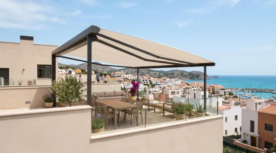 Terraza contemporánea española con toldo dos aguas desplegado bajo la luz natural del mediodía mediterráneo