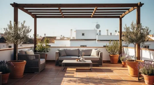 Terraza española transformada en un espacio habitable adicional con pérgola, mobiliario exterior y vegetación mediterránea